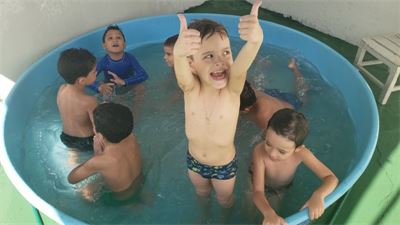 Banho de piscina e piquenique